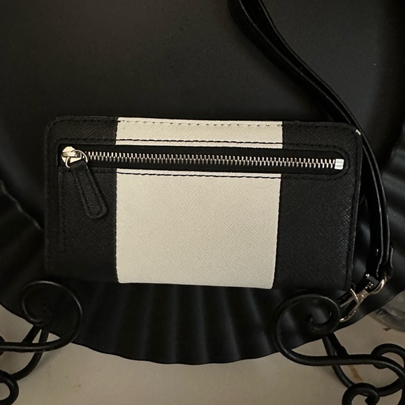 EUC Michael Kors wristlet with side zipper - Picture 6 of 7